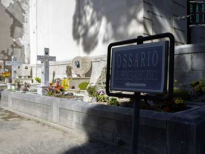 Una volta varcato l�ingresso ci imbattiamo subito in un cartello che riporta la scritta Za Spomen-Kosturnicu, che in serbo-croato segnala la presenza dell�ossario